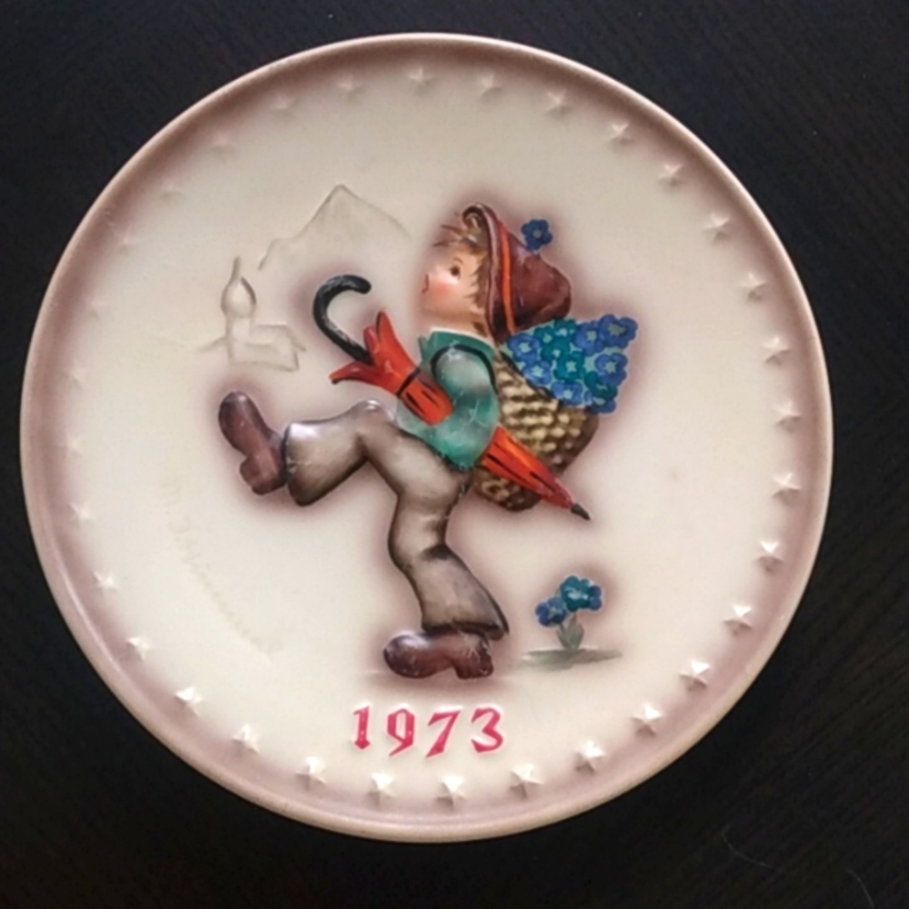Hummel Goebel Annual Plate 1973 HUM 266 "Globetrotter"
